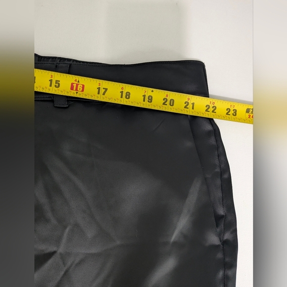 Torrid Women's Plus Size Relaxed Taper Satin Cargo Pant Size 20 Black Festival - Picture 11 of 12